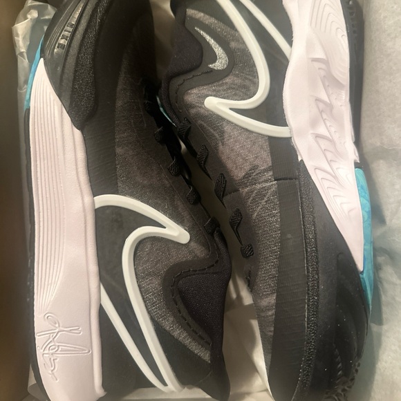 Nike Kyrie 8, boys size 3y - Picture 4 of 9